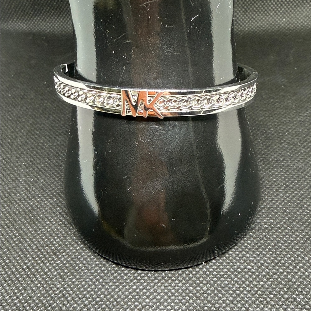 ✅ PRICE IS FIRM ✅ Fashion Silver Bracelet/Bangle